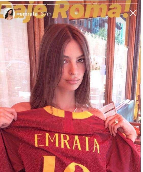 Emily Ratajkowski posa con la maglia della Roma. FOTO!