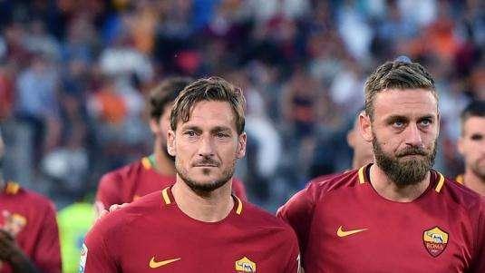 Premio alla carriera di Totti. De Rossi: "Si è sempre preso la squadra sulle spalle". Conti: "Come Messi, Maradona o Pelé". Capello: "Era la Roma"