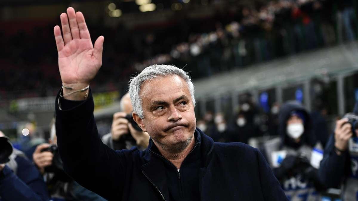 Sassuolo-Roma - L'attesa dei tifosi: "Mourinho ha detto la verità nel suo sfogo, ma è pagato 7 milioni di euro per individuare e risolvere i problemi"