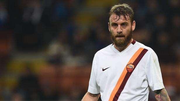 Totti e compagni ascoltati dai carabinieri dopo il colloquio sotto la Curva Sud. De Rossi fuori dal coro