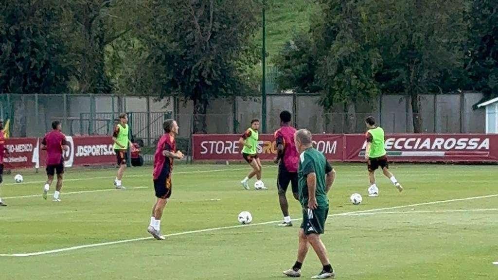 Roma impegnata in una partitella a campo ridotto. Assenti Dybala e Bailey. VIDEO!