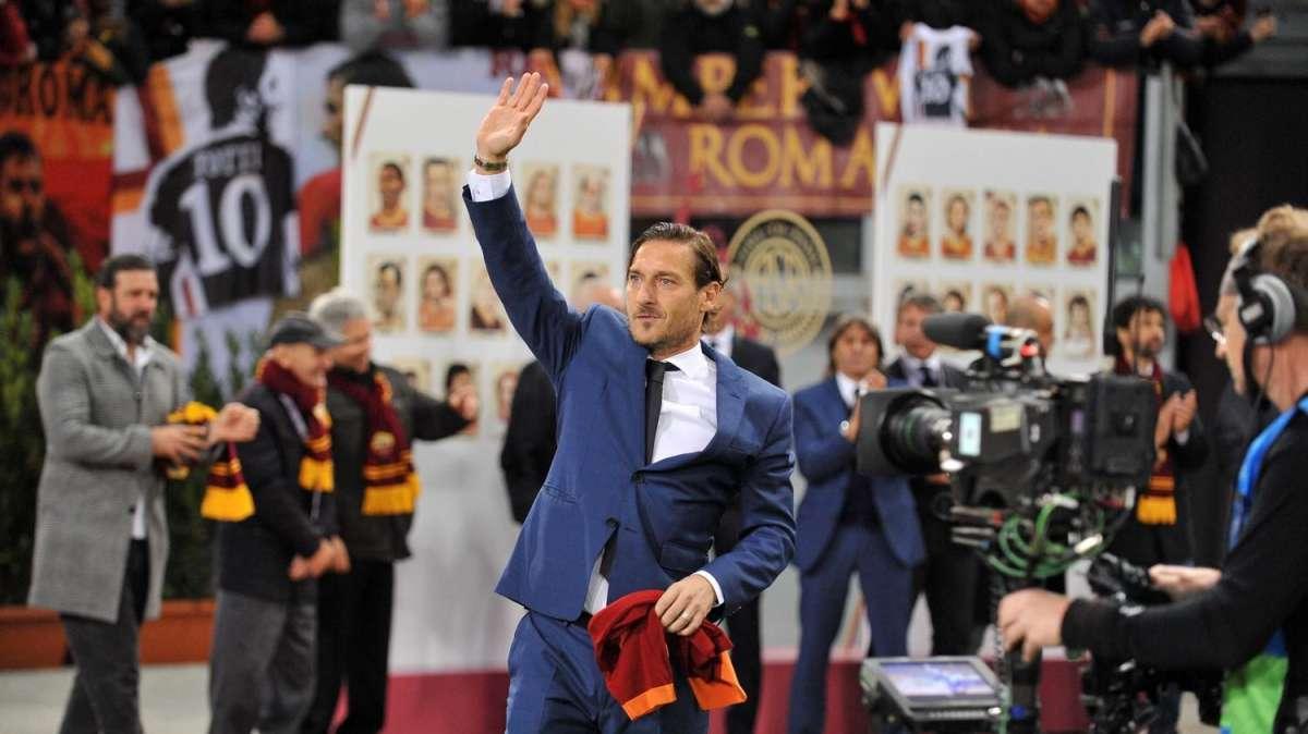 Accadde oggi - Totti nella Hall of Fame. Mosca, giocatori beccati in uno strip club, la reazione di Borriello. Boban: "Menez palla al piede sembra CR7 ma più elegante"