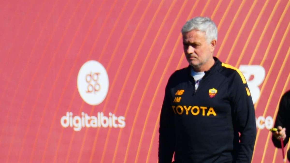 Mourinho: "Le scelte? Obbligate, Dybala è infortunato e Pellegrini quasi. Dai giocatori mi aspetto rispetto per la Roma"