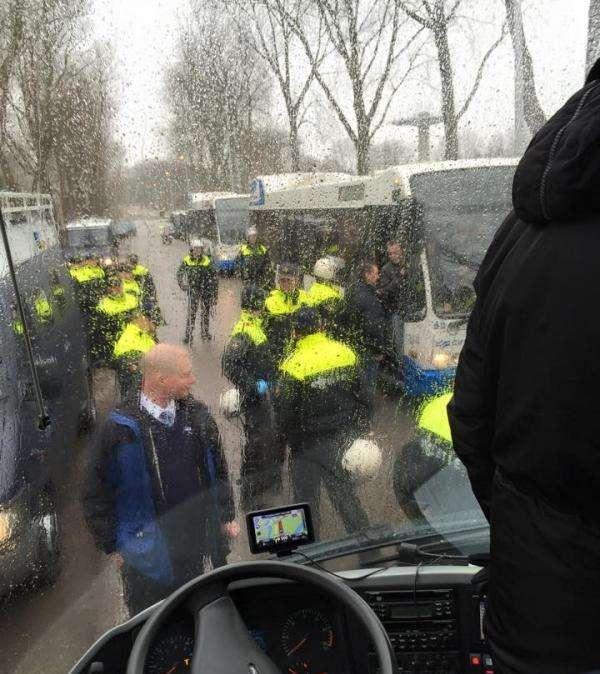 Tifosi della Roma schedati e perquisiti nella campagna olandese. FOTO! VIDEO!