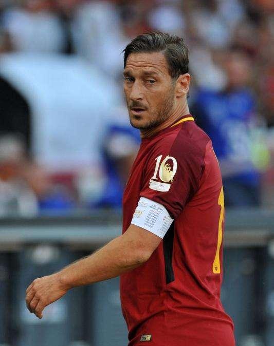 Costanzo: "Totti è l'ottavo re di Roma, il Garibaldi del calcio ma Spalletti non se n'è accorto. Le bandiere vanno rispettate, piuttosto ci si dimette"