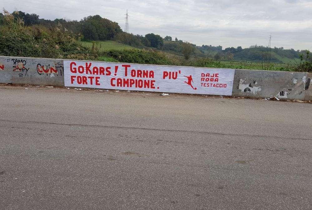 Striscione per Karsdorp fuori i cancelli di Trigoria: "Torna più forte campione!". FOTO!