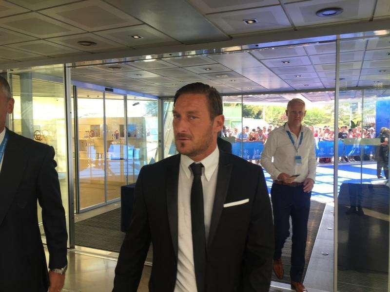 Totti scherza con Buffon: "Nessun rancore per il sorteggio?". La risposta del portiere juventino. FOTO!