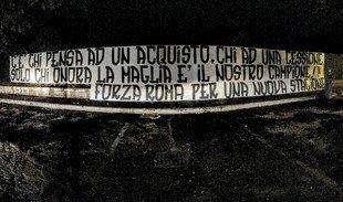 Striscione a Campo Testaccio: "C'è chi pensa ad un acquisto, chi ad una cessione. Solo chi onora la maglia è il nostro campione! Forza Roma per una nuova stagione"