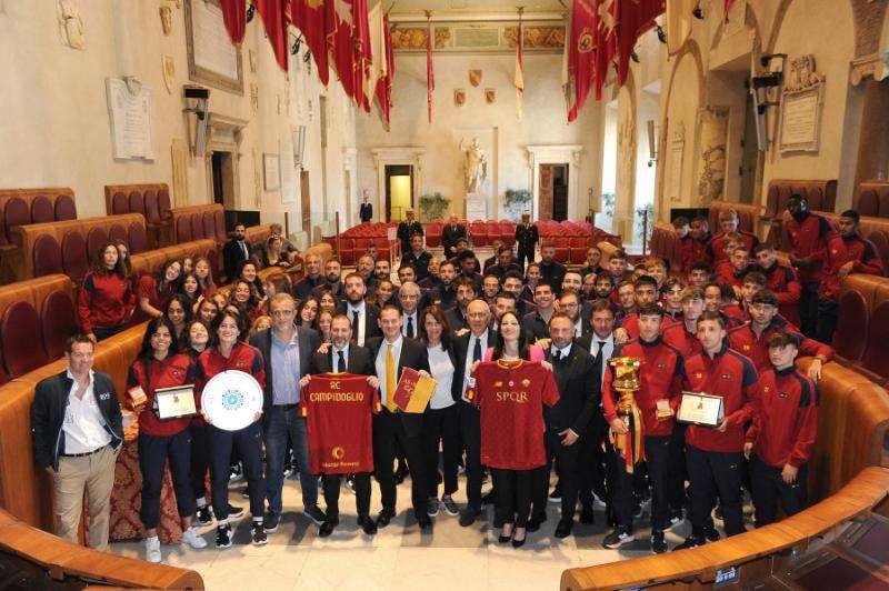 VG - Le Primavera della Roma ricevute in Campidoglio per celebrare le vittorie della Coppa Italia e del quarto scudetto consecutivo. FOTO! 
