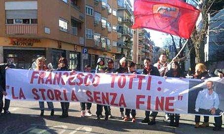 Striscione per Totti in Via Vetulonia. FOTO!
