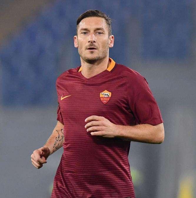 Totti show in campo coi bambini, con tanto di busta. VIDEO!