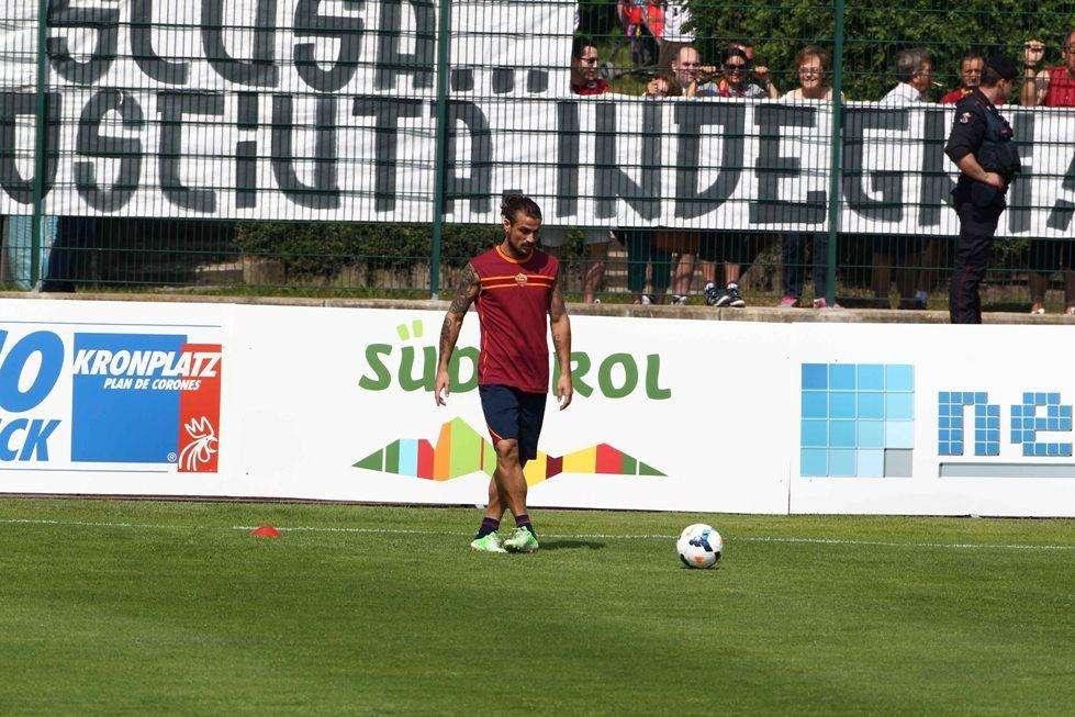 Un gruppo di tifosi contesta Osvaldo, il resto dei supporter lo acclama. VIDEO!