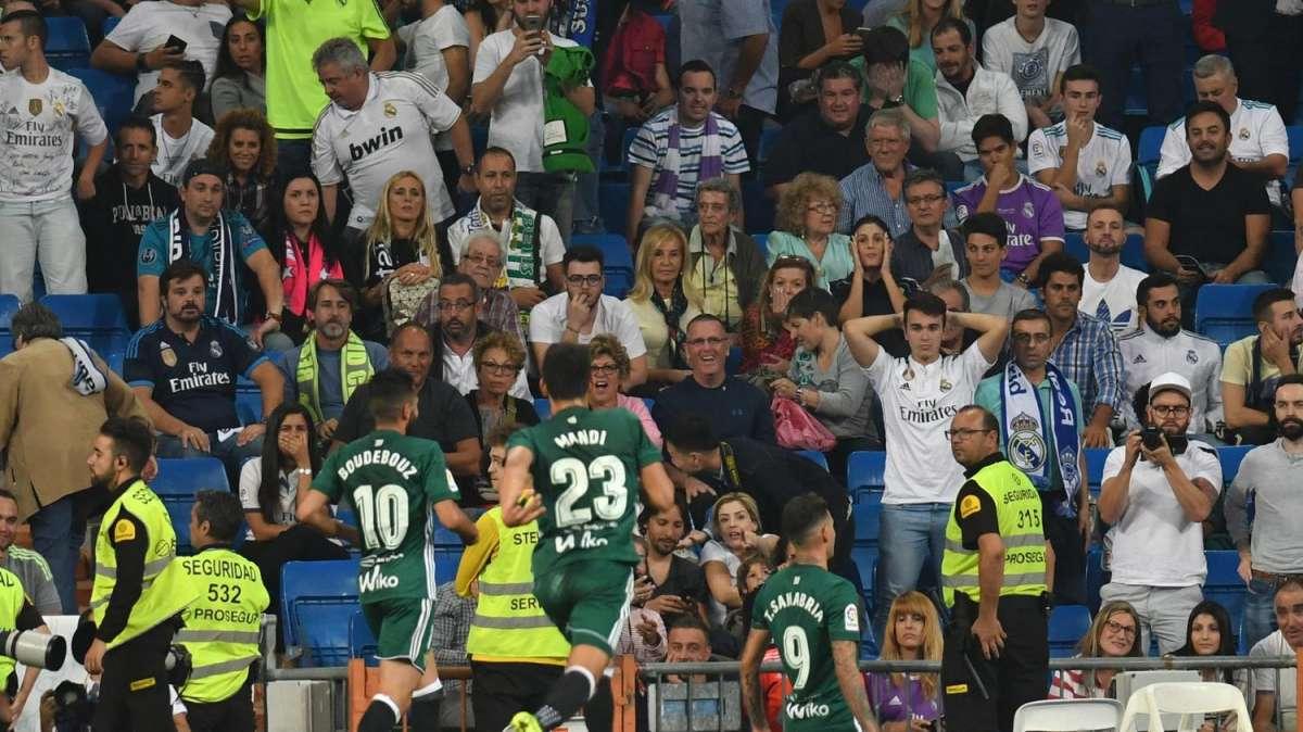 Copa del Rey, l'arbitro sospende Betis-Siviglia: Jordan colpito da un bastone lanciato dai tifosi
