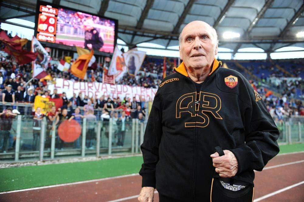 È morto Giorgio Rossi, il ricordo della Roma: "55 anni al servizio dei colori giallorossi, nessuno come lui". Domani alle 15:30 i funerali: "Giorgio Rossi con noi" lo striscione dei tifosi a Bologna