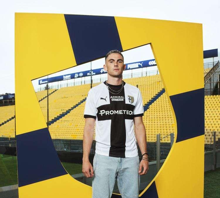 Il Parma presenta la nuova maglia, dedicata al Tardini