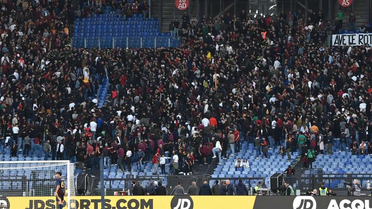 VG - Roma-Bologna, i gruppi della Curva Sud levano i loro striscioni e abbandonano il settore dirigendosi sotto la Monte Mario. FOTO! VIDEO!