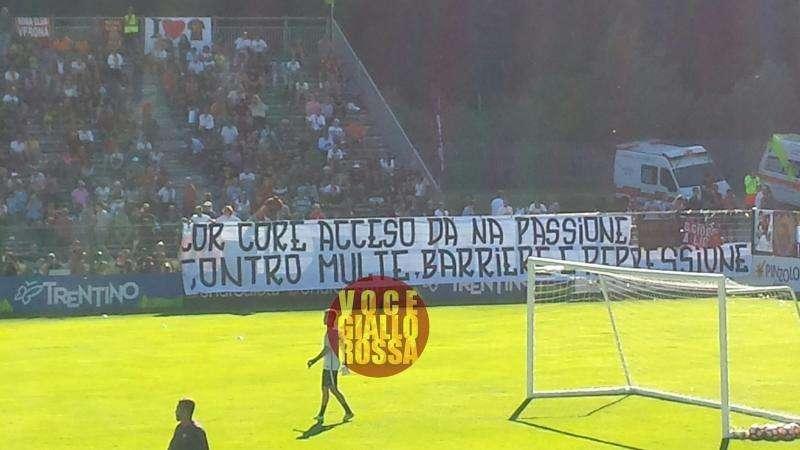 Striscione dei tifosi a Pinzolo: "Cor core acceso da 'na passione, contro multe, barriere e repressione". FOTO!