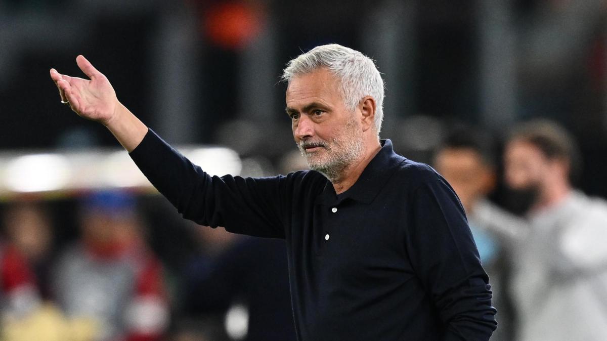 Roma-Real Madrid - Mourinho ringrazia per i cori mandando un bacio verso la Curva Sud