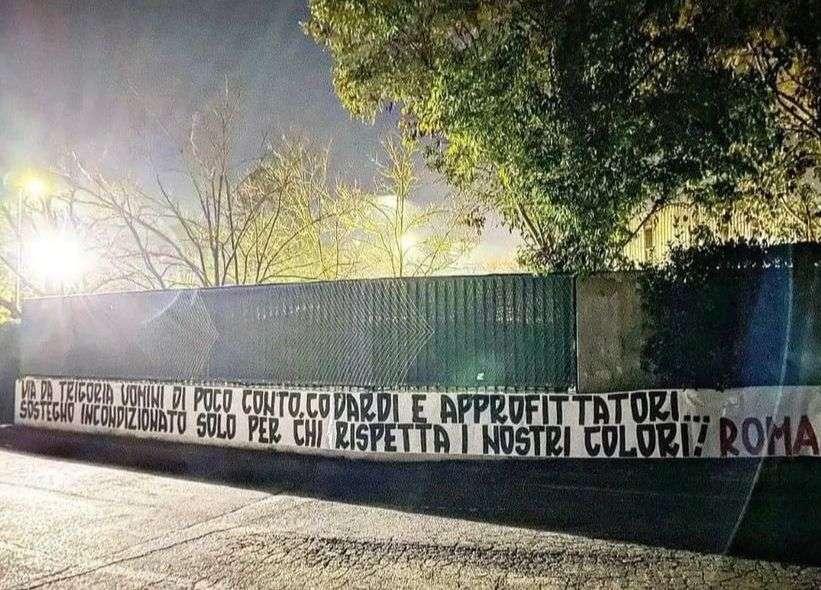 Striscione contro Zaniolo: "Via da Trigoria uomini di poco conto, codardi e approfittatori"