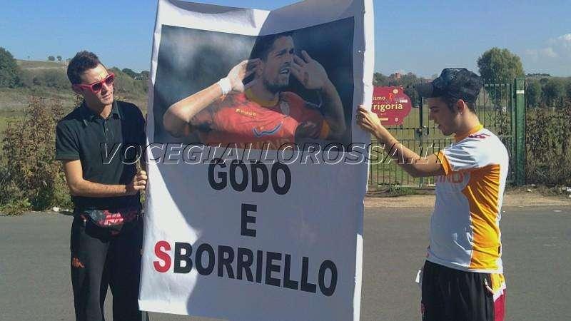 Trigoria, assenti Menez, De Rossi e Adriano. Striscioni per Borriello e Brighi