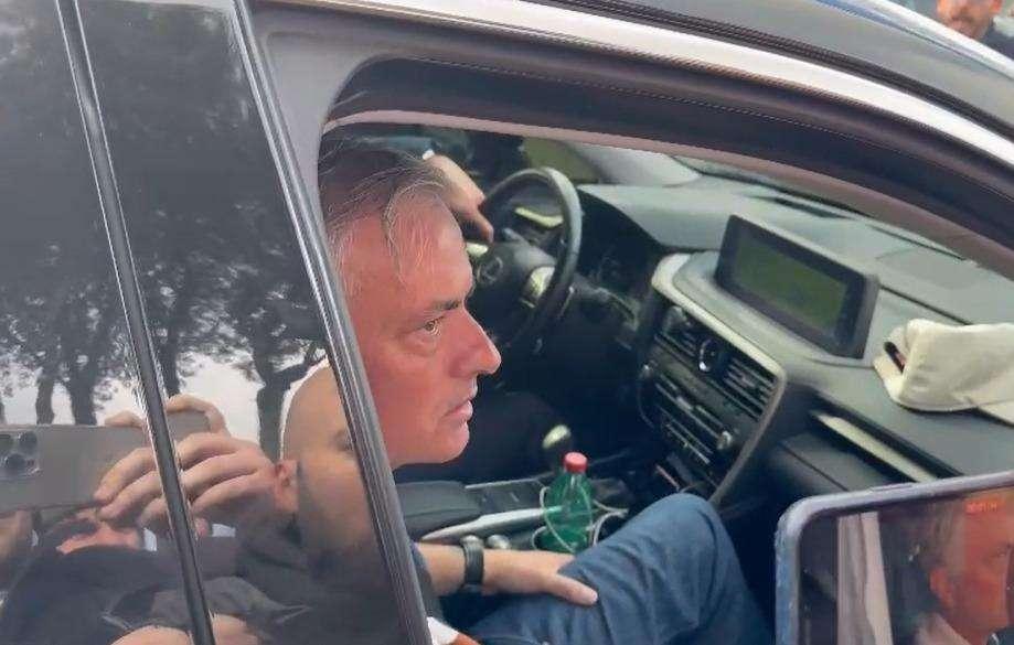 Mourinho ha lasciato Trigoria e si è fermato con alcuni tifosi: "Tirana è per sempre". VIDEO!