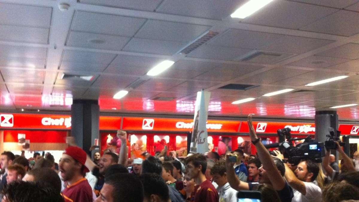 Fiumicino - La squadra lascia in pullman l'aeroporto. FOTO! VIDEO!