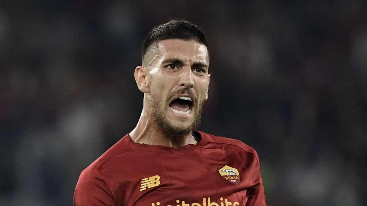 VG - Pellegrini lancia la sua maglietta a un bambino sulle spalle del padre