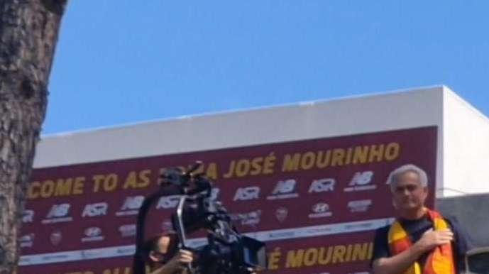 Mourinho osserva la squadra che canta l'inno della Roma: "Senza parole"
