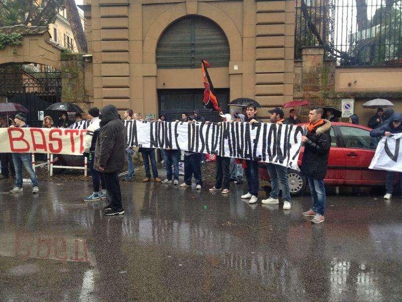 Torti arbitrali, protesta dei tifosi sotto gli uffici della Figc. FOTO! VIDEO!