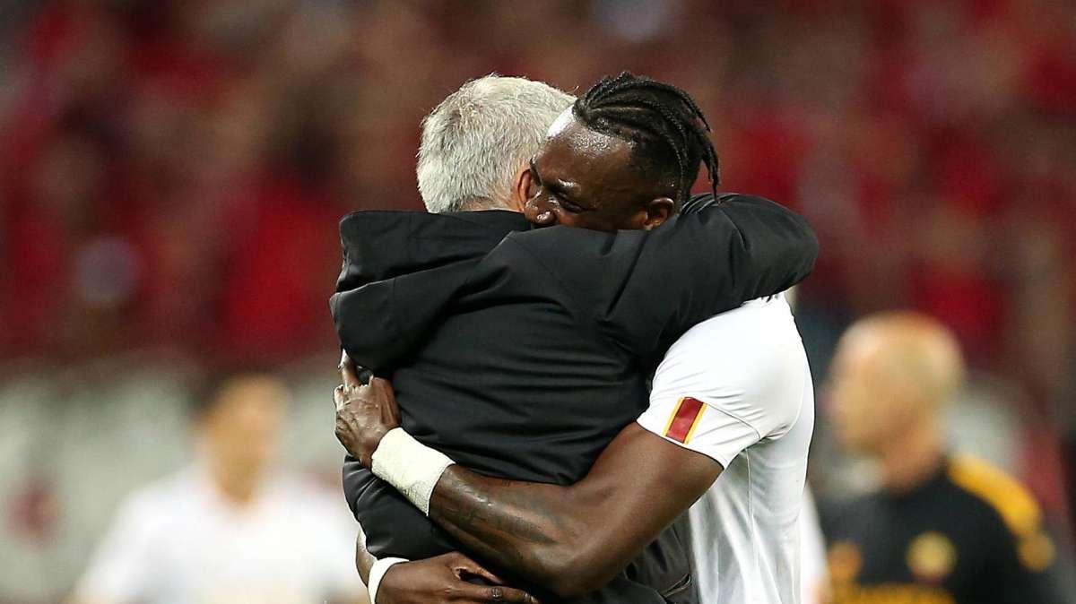 Europa League, Mourinho abbraccia Abraham a fine gara. FOTO!