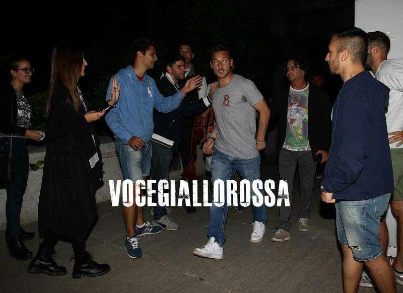 I giocatori della Roma festeggiano la vittoria nel derby e il secondo posto. FOTO!