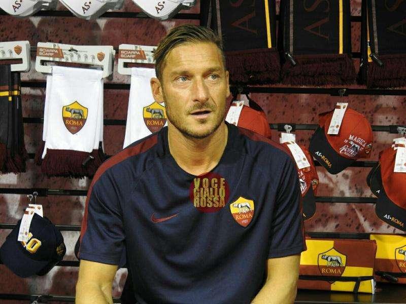 Totti firma autografi al Roma Store di Pinzolo. FOTO! VIDEO!