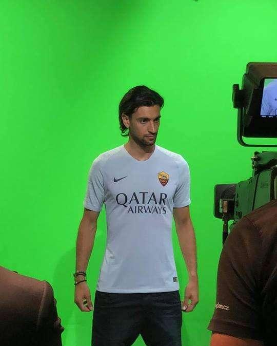 Pastore in posa con la nuova maglia da trasferta della Roma. FOTO!