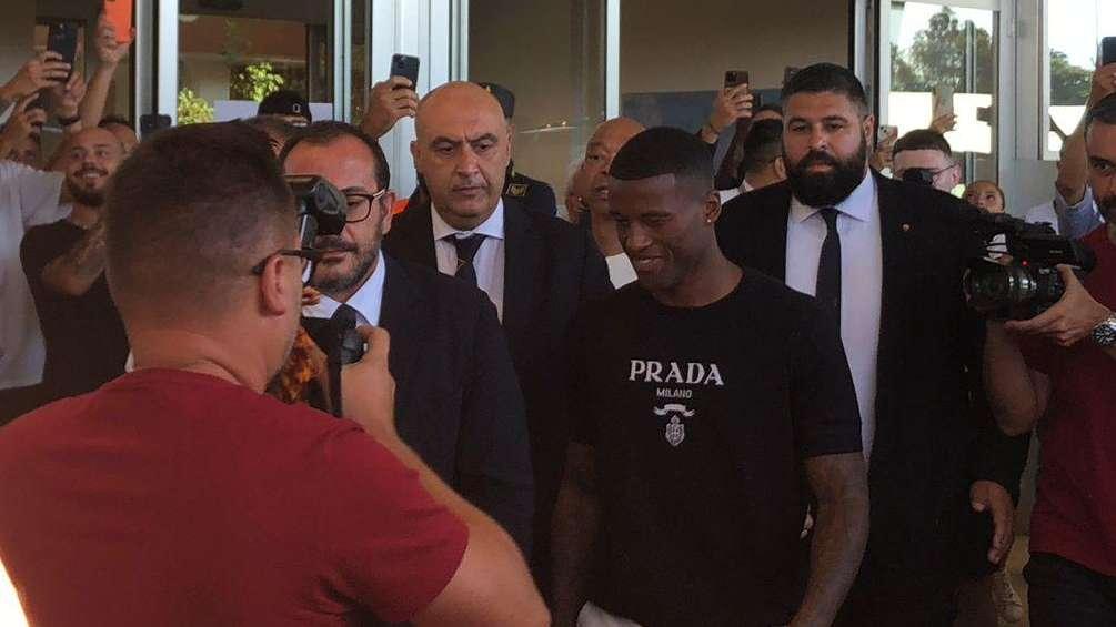 WIJNALDUM - Il calciatore è atterrato a Ciampino e ha salutato i 200 tifosi presenti. Domani le visite mediche e poi a Trigoria. FOTO! VIDEO!