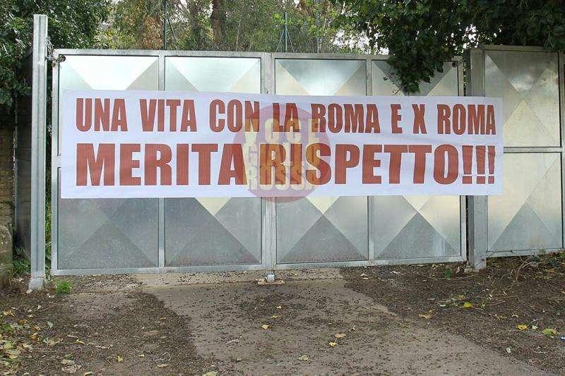 Esposto uno striscione a Trigoria: "Una vita con la Roma e per Roma merita rispetto!". FOTO!