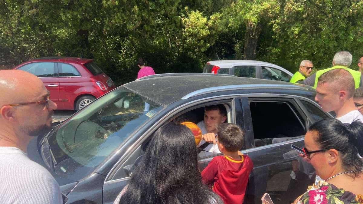 Tahirovic si ferma a firmare autografi ai tifosi. FOTO!