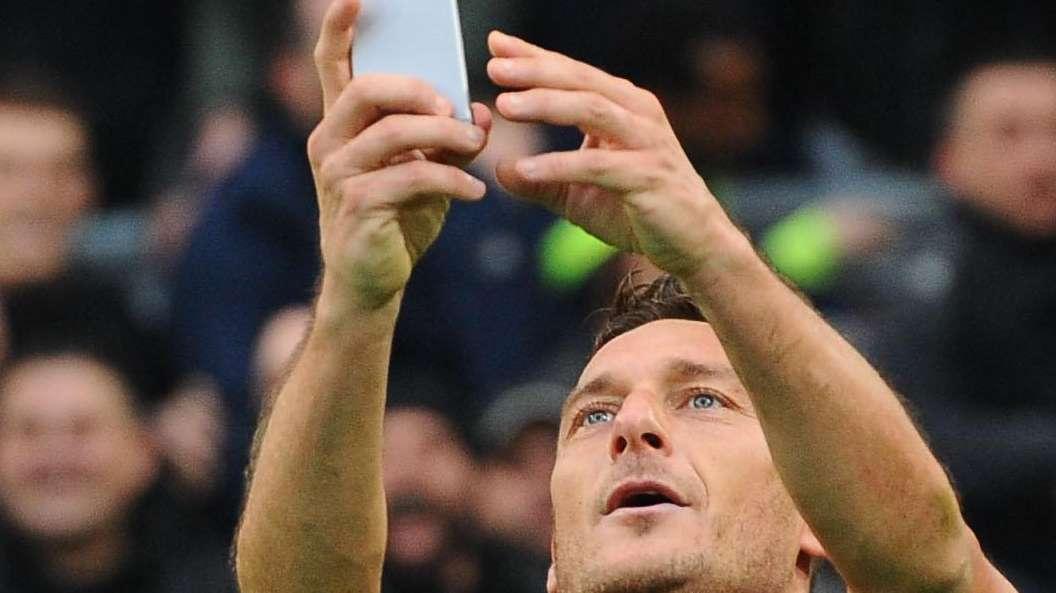 Giornata Mondiale del Selfie - Totti salva la Roma e il Daily Mirror lo elogia