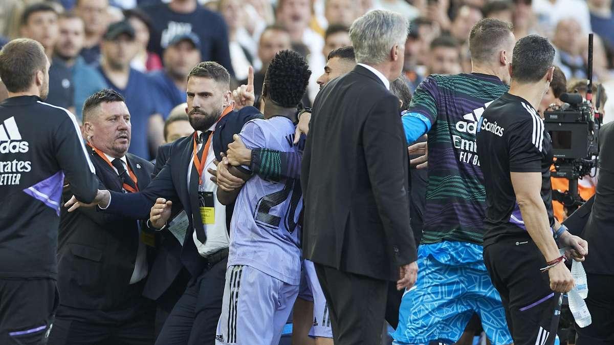 Valencia-Real Madrid, insulti razzisti a Vincius. Abraham in sua difesa: "Ti copriamo le spalle"
