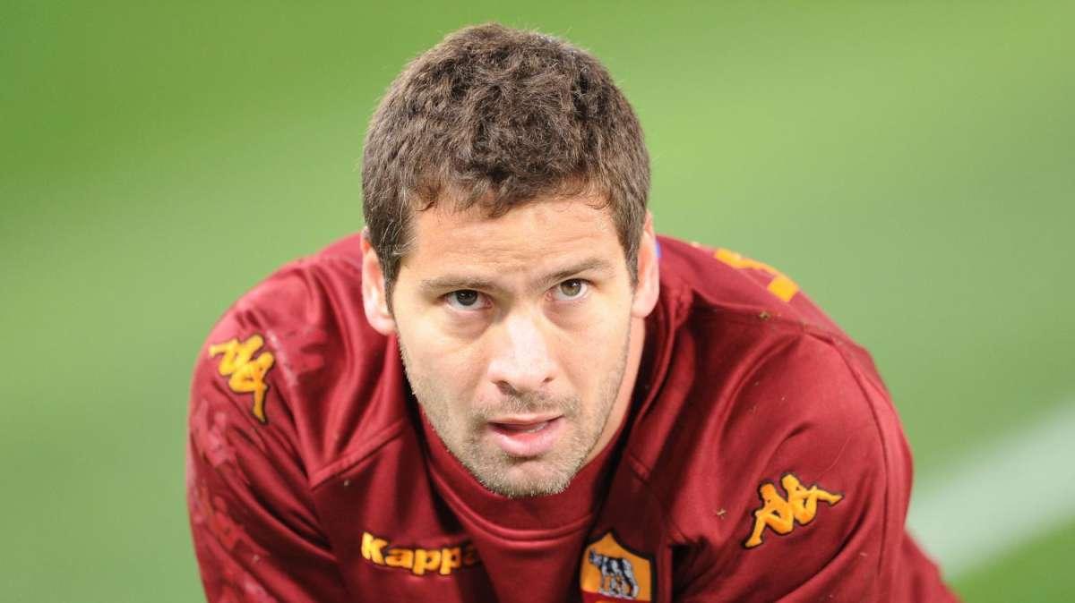 Ritiro Roma - I calciatori mostrano uno striscione per Julio Sergio: "Siamo tutti con te". L'ex portiere: "Insieme per sempre"
