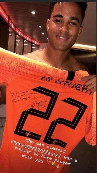 Maglia con dedica di Sneijder per Kluivert: "È stato un onore aver giocato con te"
