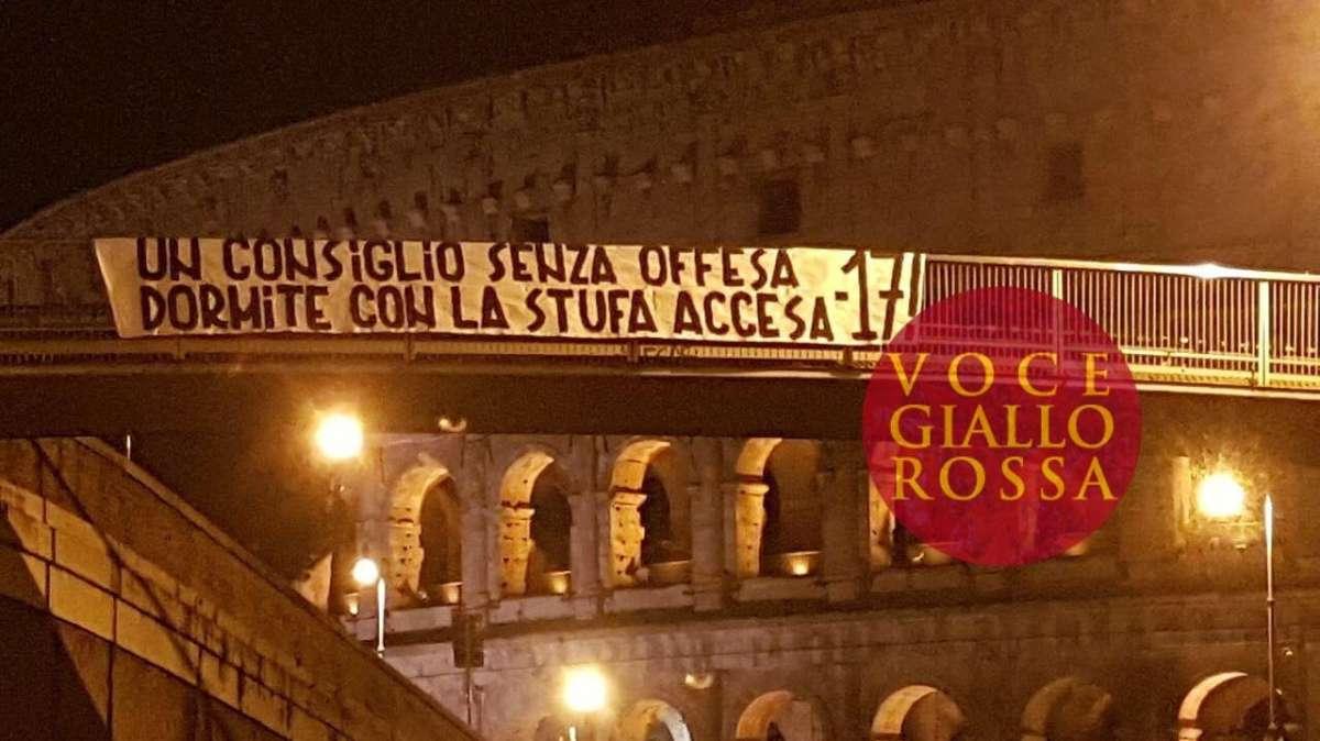 Colosseo, striscione di risposta dei tifosi della Roma: "Un consiglio senza offesa, dormite con la stufa accesa"
