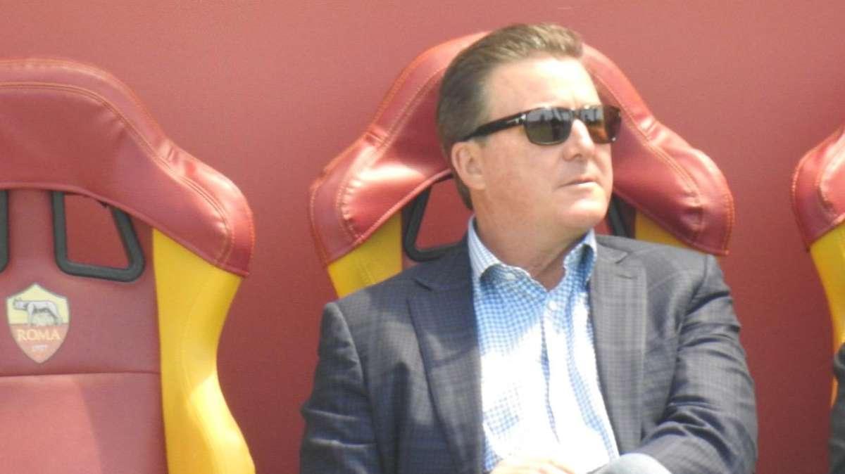 Friedkin a Trigoria: il presidente assiste all'allenamento e stringe la mano a Svilar 