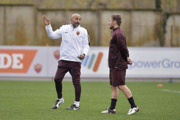 TRIGORIA - Totti si allena da solo agli ordini di Spalletti 