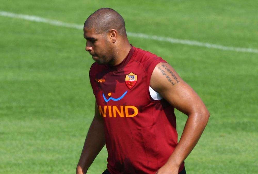 Primo tiro di Adriano, palla in un bar!