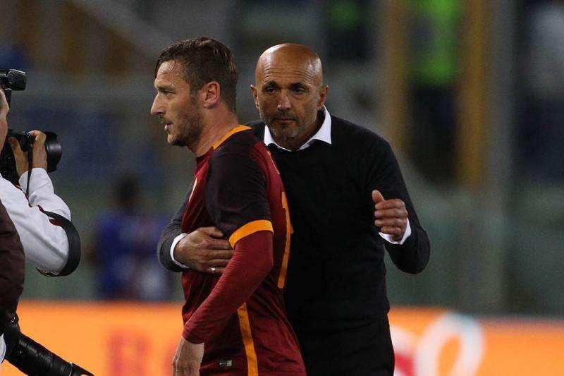 Spalletti: "Auguri Francesco. A te regalo la Delorean, a Ilary il pezzo di Mia Martini Piccolo Uomo". VIDEO!