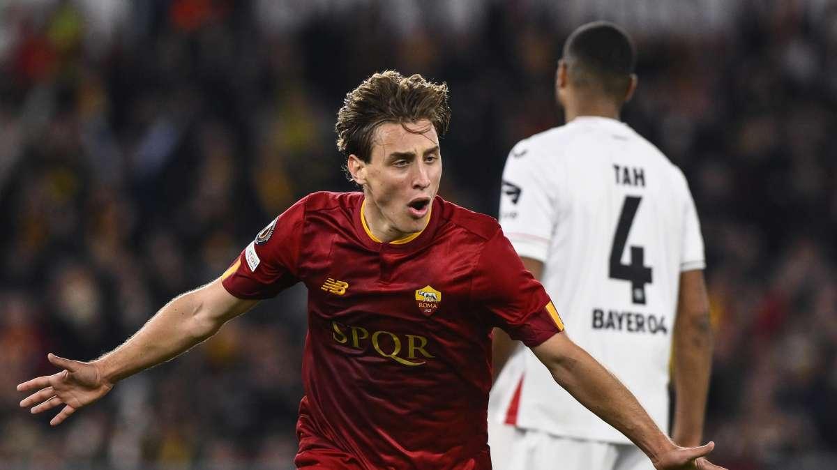 Bove posa con la maglia numero 16. Arriva il commento di De Rossi