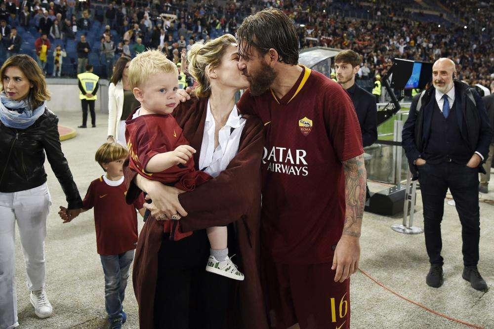 I giocatori della Roma salutano i tifosi a fine gara. FOTO! VIDEO!