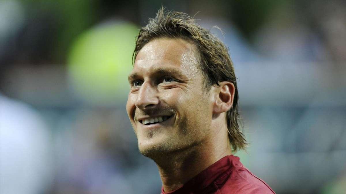 Compleanno Totti: presenti ieri sera circa 60 tifosi sotto casa del Capitano giallorosso