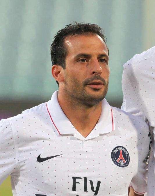 L'ex romanista Giuly a segno da centrocampo. VIDEO!