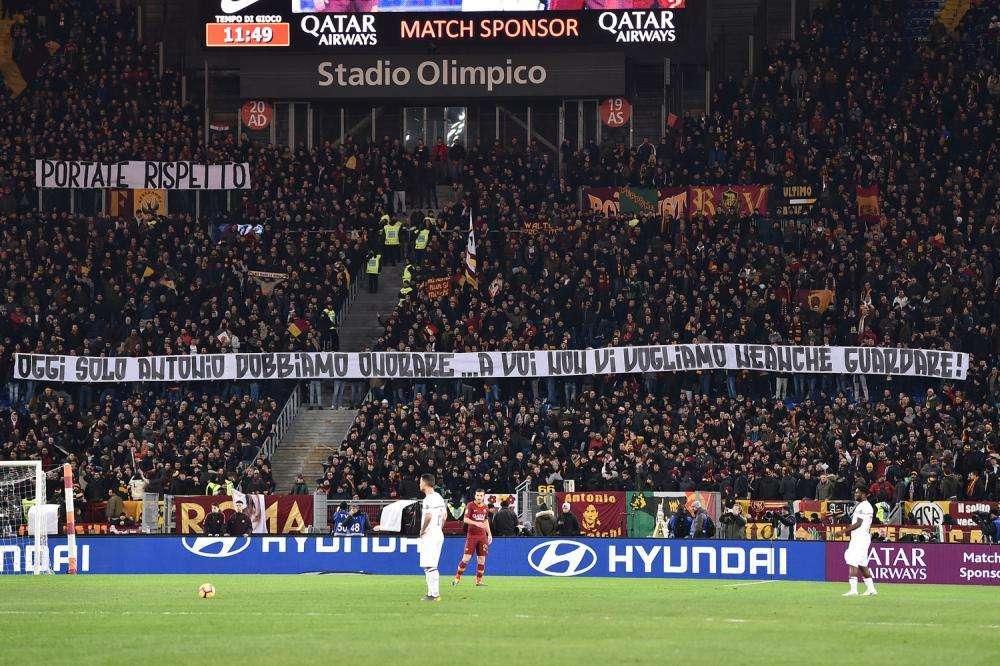 Scenografia della Curva Sud per De Falchi: "Oggi solo Antonio dobbiamo onorare.. a voi non vi vogliamo neanche guardare!". Parte della Curva lascia lo stadio. FOTO!